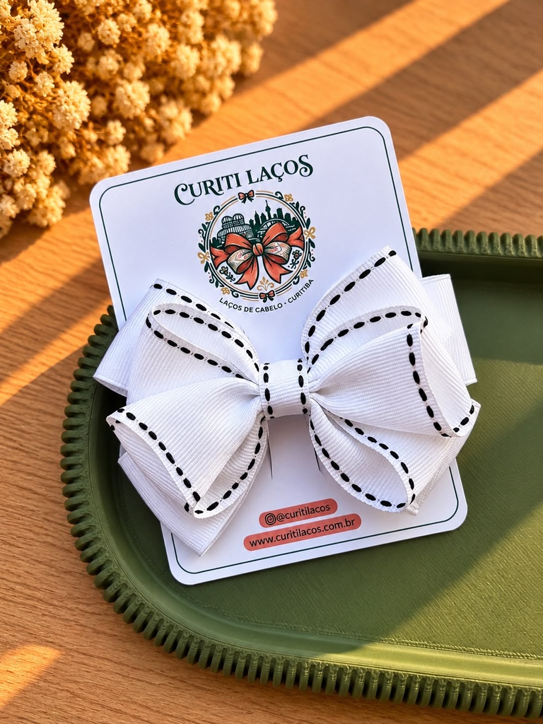 Laço Duplo Branco detalhes - Bico de Pato